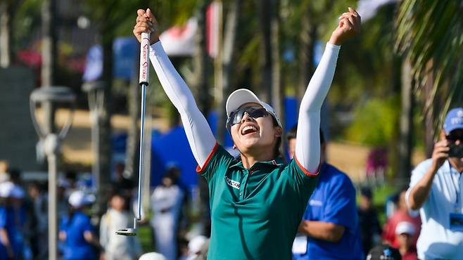 이미향이 8일 중국 하이난성 젠레이크 블루베이 골프코스에서 열린 LPGA투어 블루베이 LPGA에서 극적인 우승을 차지한 뒤 환호하고 있다. 사진 | 신화통신 연합뉴스