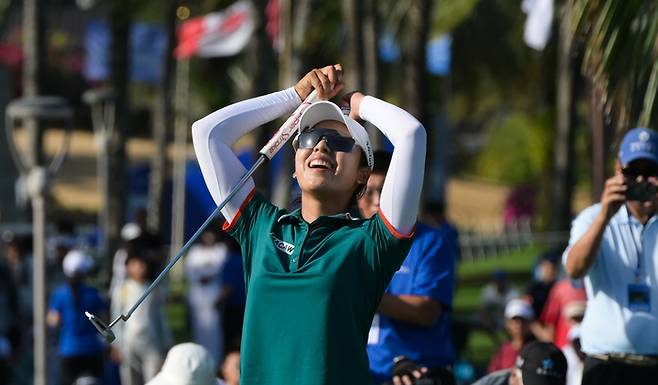 이미향이 8일 중국 하이난성 젠레이크 블루베이 골프코스에서 열린 LPGA투어 블루베이 LPGA에서 우승을 차지한 뒤 믿을 수 없다는 표정을 짓고 있다. 사진 | 신화통신 연합뉴스