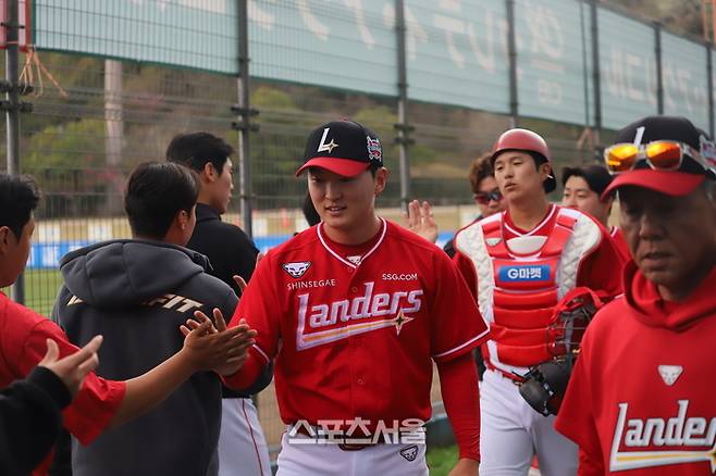 SSG 김건우가 25일 일본 미야자키 아이비 스타디움에서 열린 소프트뱅크와 평가전을 마친 뒤 동료들과 하이파이브를 나누고 있다. 사진 | SSG 랜더스