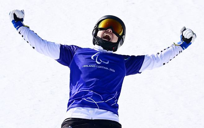 이제혁이 8일(현지시간) 이탈리아 코르티나 파라 스노보드 파크에서 열린 2026 밀라노·코르티나 동계패럴림픽 스노보드 크로스 남자 하지 장애(SB-LL2) 결선에서 동메달을 따낸 후 기뻐하고 있다. 사진 | 대한장애인체육회