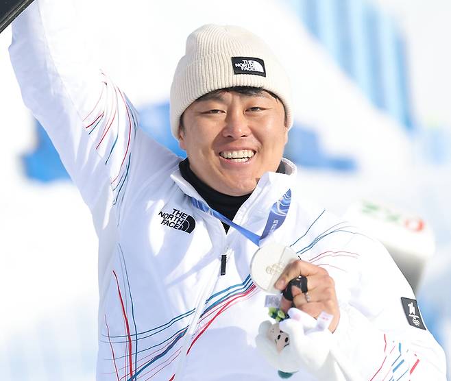 8일(현지시간) 이탈리아 리비뇨 스노파크에서 열린 2026 밀라노-코르티나담페초 동계올림픽 스노보드 남자 평행 대회전 결승 시상식에서 은메달을 따낸 김상겸이 메달을 들어보이고 있다. 사진 | 리비뇨=연합뉴스