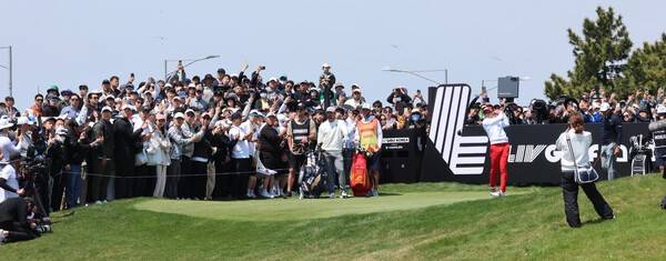 LIV 골프가 지난해 인천 대회에 이어 올해는 부산에서 한국 대회를 연다. 세계 정상급 선수들과 함께 안병훈을 중심으로 한 '코리안GC'가 출전하면서 국내 골프 팬들의 관심이 한층 높아지고 있다.(지난해 5월 2일, 인천 송도 잭 니클라우스 골프클럽 코리아에서 열린 LIV 골프 코리아 3라운드 1번홀에서 토크 팀 카를로스 오르티스가 세컨드샷을 치고 있다)./사진=LIV&nbsp;골프&nbsp;