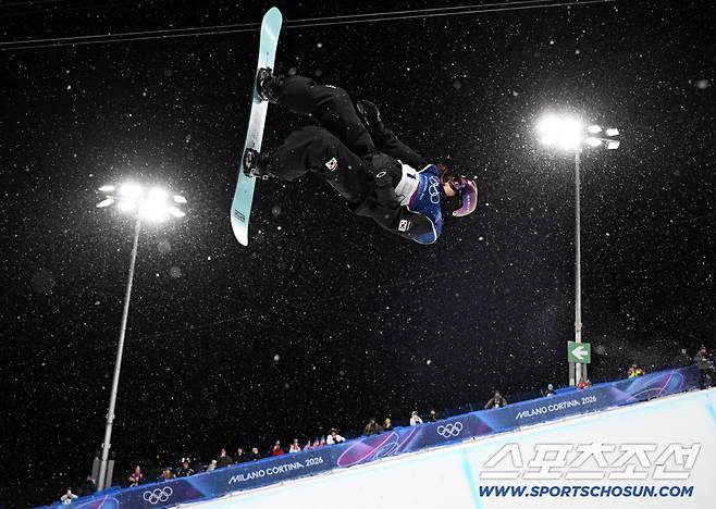 13일(한국시간) 이탈리아 리비뇨 스노파크에서 열린 스키 스노보드 여자 하프파이프 결선에서 최가온이 90.25점을 획득해 금메달을 차지했다. 3차 시기 점프를 선보이고 있는 최가온. 리비뇨(이탈리아)=송정헌 기자songs@sportschosun.com/2026.02.13/