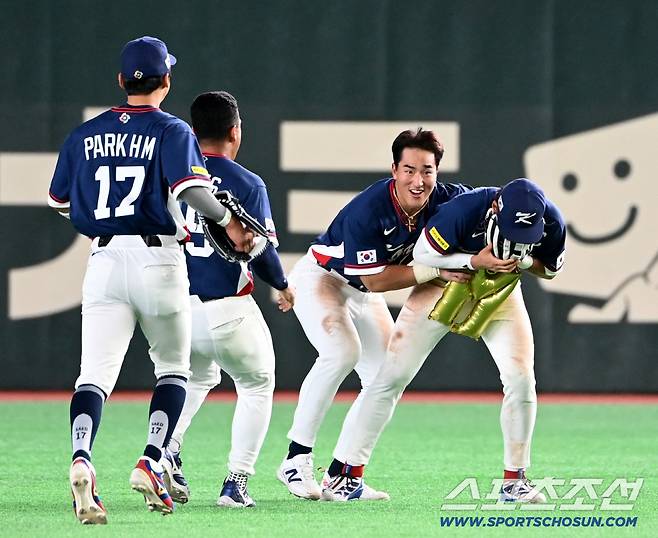 9일 일본 도쿄돔에서 열린 WBC(월드베이스볼클래식) 한국과 호주의 경기, 한국이 승리하며 8강행을 확정했다. 경기가  끝나자 환호하는 한국 선수들. 도쿄(일본)=허상욱 기자wook@sportschosun.com/2026.03.09/