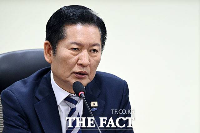 정청래 더불어민주당 대표는 4일 이른바 '사법개혁 3법'에 대해 우려를 표한 조희대 대법원장을 향해 "사법개혁에 대한 저항군 우두머리 역할을 하는 것이냐"며 사퇴를 촉구했다. 사진은 정 대표가 지난달 26일 오전 서울 여의도 국회 의원회관에서 열린 한반도평화신전략위원회 출범식에 참석해 인사말을 하고 있는 모습./남용희 기자