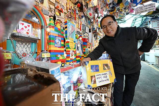 서울 종로구 동묘 벼룩시장 인근에서 소품가게를 운영하는 정 모(58)씨가 6일 오전 본인의 매장에서 수집품들과 함께 환하게 웃고 있다.