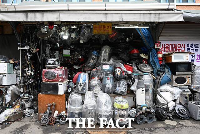 황학동 만물시장 한 매장에 비닐로 가전제품들이 포장된 채 쌓여 있다.