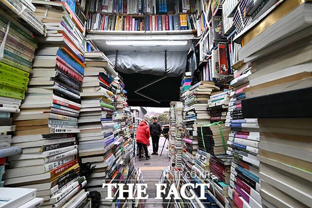 약 3평 남짓한 가게 내부에서는 양 옆으로 쌓인 책들 사이로 바깥의 모습이 보인다.