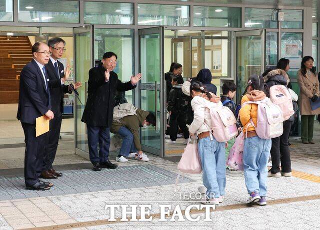 9일 설동호 교육감과 조성만 서부교육청 교육장이 대전둔곡초중학교를 찾아 등교하는 학생들을 맞이하고 있다. /대전시교육청