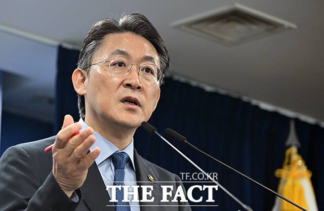 코스닥 시장 체질 개선 기대감과 함께 ETF로 투자가 몰리면서 삼성액티브자산운용과 타임폴리오자산운용의 자존심을 건 승부가 펼쳐질 전망이다. 권대영 금융위원회 부위원장이 2월 12일 서울 종로구 정부서울청사에서 부실기업의 신속엄정 퇴출을 위한 상장폐지 개혁방안을 브리핑하고 있다. /임영무 기자