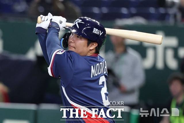 해결사 문보경이 9일 WBC 호주전에서 5회초 왼쪽 펜스 상단을 때리는 1타점 안타를 때리고 있다. /도쿄=뉴시스