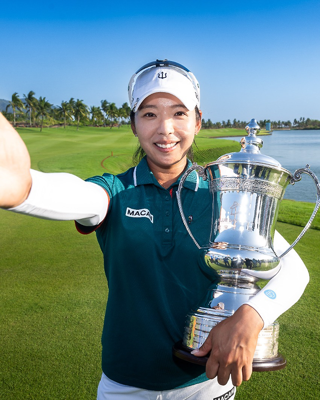 이미향이 LPGA투어에서 8년 만에 정상에 올랐다. 메인스폰서가 없는 그는 회사 로고가 아닌 브랜드 로고가 새겨진 모자를 쓰고 있다. LPGA 페이스북