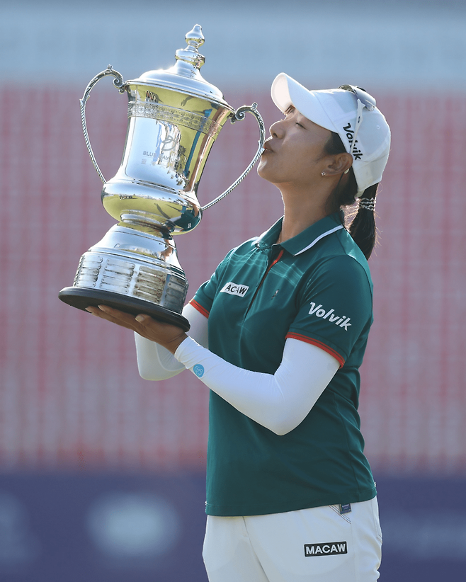 우승 트로피에 입을 맞추는 이미향. LPGA 페이스북