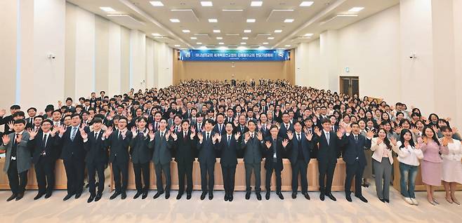 ‘김해율하 하나님의 교회’ 헌당식 참석자들이 밝은 표정으로 기념촬영을 하고 있다.