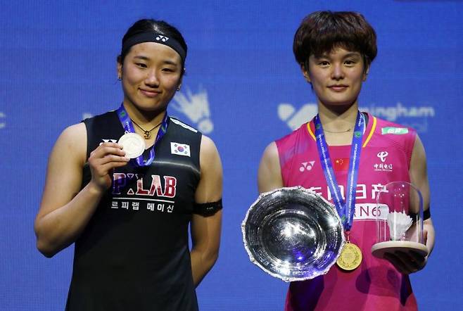 안세영(왼쪽)이 9일(한국시간) 영국 버밍엄 유틸리타 아레나에서 열린 2026 BWF 전영오픈 여자 단식 시상식에서 우승을 차지한 중국의 왕즈이와 기념사진을 찍고 있다. 버밍엄= 로이터연합뉴스.