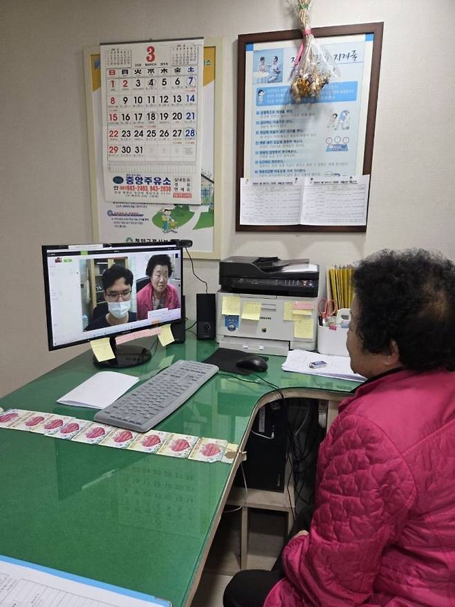 청양 신흥 보건진료소에서 한 주민이 원격으로 진료를 받고있다/청양군