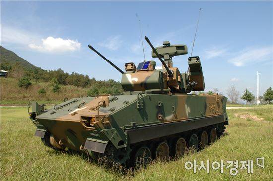 비호복합은 한화에어로스페이스가 개발한 30mm 자주대공포 K-30 '비호'에 LIG 넥스원의 지대공 유도미사일 '신궁'을 결합한 무기체계다.