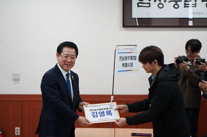 김영록 전라남도지사가 9일 예비후보 등록을 마치고 더불어민주당 전남광주통합특별시장 후보 경선전에 본격 나섰다. 김영록 지사측 제공