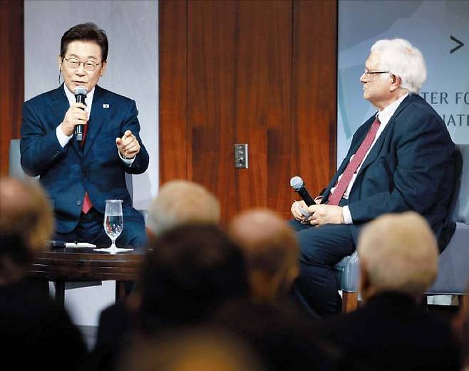 존 햄리 전략국제문제연구소(CSIS) 소장이 지난해 8월 워싱턴 DC를 방문한 이재명 대통령과 대담을 하고 있다. /연합뉴스