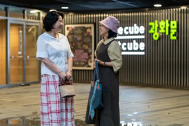 영화 '극장의 시간들' 중 '영화의 시간'에서 오랜만에 다시 만난 고교동창. 왼쪽 동창의 이름은 우연, 오른쪽은 영화입니다. 우연처럼 보러간 영화에서 여러분도 오늘 반가운 만남을./티캐스트