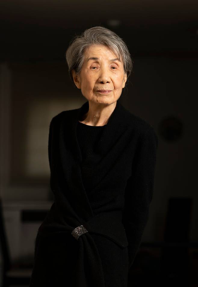 90대 초반까지 속눈썹을 붙이고 머리를 염색했던 노라노는 더이상 꾸미지 않는다고 했다. "이젠 나이에 맞게, 내추럴하게 살려고요, 하하!" 백수를 기념한 전시 ‘노라노: 퍼스트&포에버’전은 3월21일~7월16일까지 경기여고 경운박물관에서 열린다. 입장료는 무료. /김지호 기자