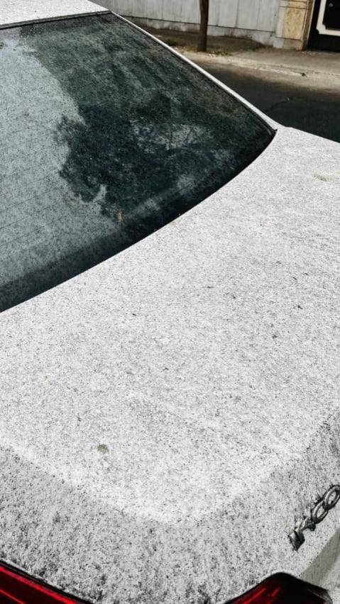 거리에 세워진 차가 재와 기름비로 더러워진 모습./엑스