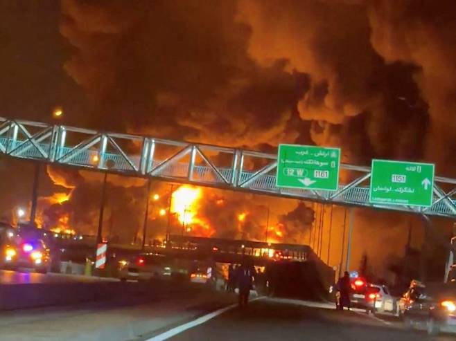 7일 밤과 8일 새벽 공습으로 이란 테헤란 인근 석유 저장 시설이 폭발하는 모습./ 로이터 연합뉴스