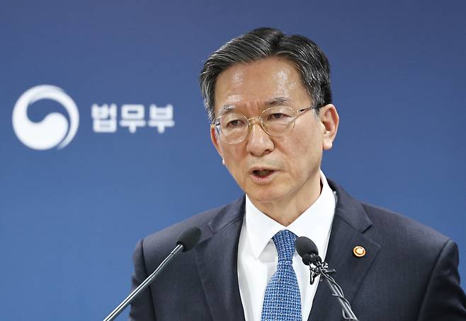 정성호 법무부 장관이 지난 3일 오후 경기도 정부과천청사 법무부에서 ‘2030 이민정책 미래전략‘을 발표하고 있다./뉴스1