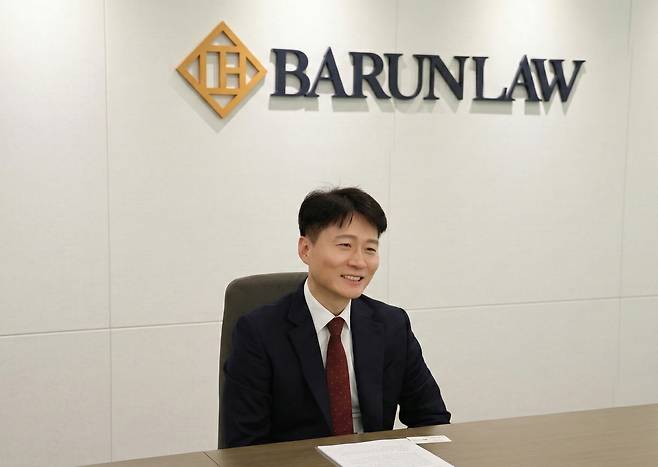법무법인 바른의 고진원 변호사가 지난 4일 서울 강남구 사무실에서 조선비즈와 인터뷰를 하고 있다. /법무법인 바른