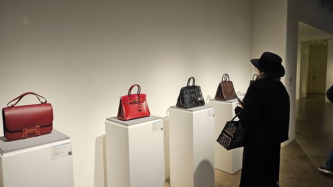 지난 6일 서울 강남구 신사동 서울옥션 강남센터에서 국세청 고액 체납자 압수품 특별 경매 물품을 현장을 방문객이 둘러보고 있다. /황채영 기자