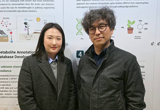 효소의 기능을 예측하는 딥러닝 모델 'HIT-EC'를 개발한 선문대 오태진 교수(오른쪽)와 한소라 교수. 박하늘 기자