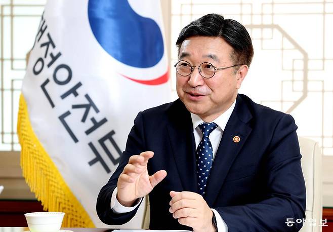 윤호중 행정안전부 장관이 4일 오전 서울 종로구 정부서울청사에서 동아일보와 인터뷰하고 있다. 윤 장관은 광역 통합과 관련해 “대한민국 역사상 최초 사례이자 ‘5극 3특’ 국가균형발전 전략의 핵심 축”이라며 “예산, 조직 개편 등 분야별 통합 방안 가이드라인을 마련해 통합 실무 추진을 지원할 것”이라고 했다. 변영욱 기자 cut@donga.com