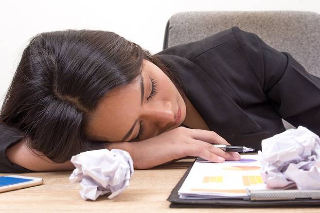 봄철 피로감이 3주 이상 지속될 경우 단순 춘곤증이 아닌 만성피로증후군이나 간 질환, 갑상선 질환 등을 의심해봐야 한다. 사진=게티이미지뱅크.