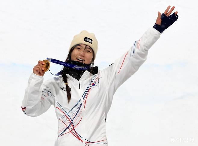 지난달 12일(현지 시간) 이탈리아 리비뇨 스노파크에서 열린 2026 밀라노-코르티나담페초 겨울올림픽 스노보드 여자 하프파이프 결선에서 90.25점을 받아 금메달을 획득한 스노보드 최가온이 기뻐하고 있다. 최가온은 대회를 앞두고 훈련 도중 손바닥 부상을 당해 보호대를 차고 경기에 출전했다. 리비뇨=전영한 기자 scoopjyh@donga.com