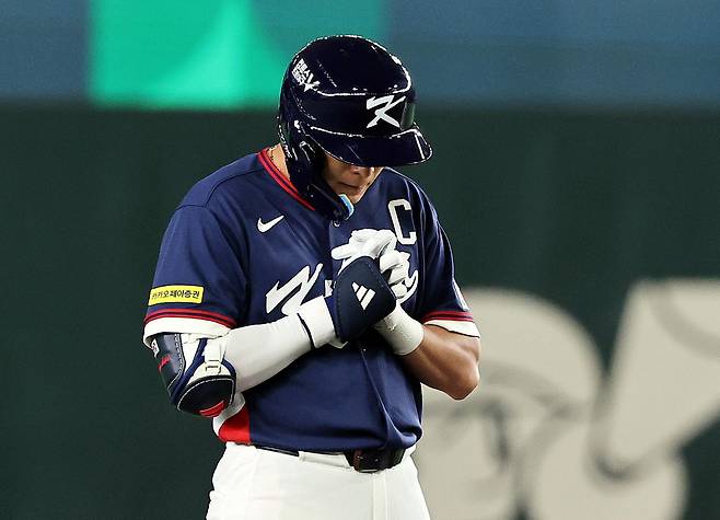 9일 일본 도쿄돔에서 열린 2026 월드베이스볼클래식 조별리그 C조 대한민국과 호주의 경기. 3회초 대한민국 공격 무사 2루때 이정후가 1타점 적시타를 치고 기도하고 있다. 2026.3.9 .뉴스1