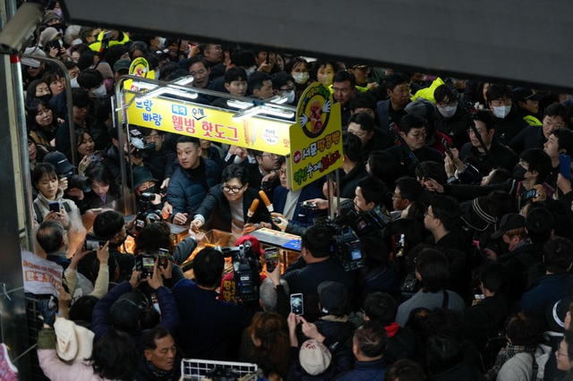 국민의힘 장동혁 지도부에서 제명된 뒤 ‘보수 재건’을 주장하는 한동훈 전 당대표가 지난 2월 27일 대구 중구 서문시장 내부를 순회하면서 한 핫도그 가게를 들러 상인과 인사를 나누고 있다. 당일 서문시장엔 1만여명 인파가 몰린 것으로 알려졌다.[한동훈 전 법무부 장관 페이스북 사진]