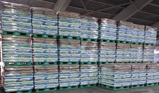 전남 여수 남해화학 비료 보관창고에 6일 오후 농번기 공급을 앞둔 ‘그레뉼 요소비료’가 빈틈없이 적재되어 있다. [농협 제공]