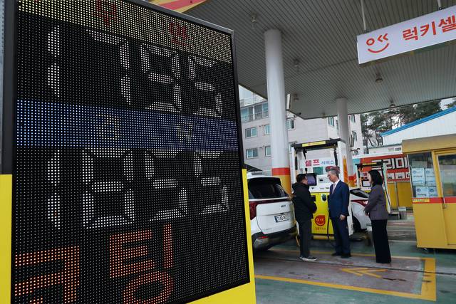 손주석(가운데) 한국석유공사 사장이 9일 울산 자영알뜰주유소를 방문, 석유제품 가격 현황을 점검하고 있다. [석유공사 제공]