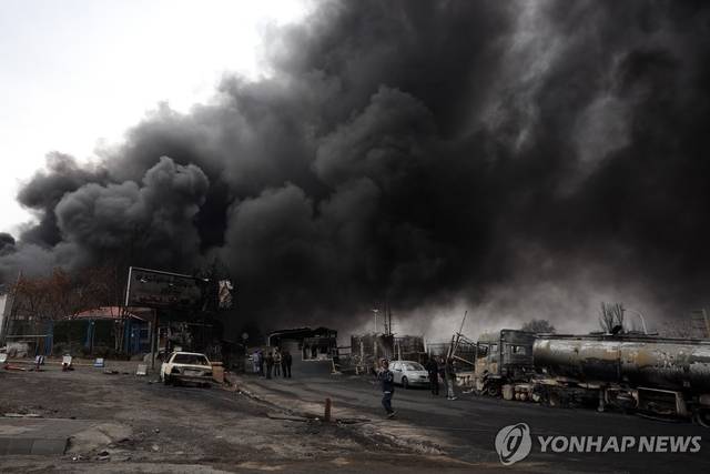 이스라엘의 폭격을 당한 이란 샤흐런 석유저장소. EPA 연합뉴스