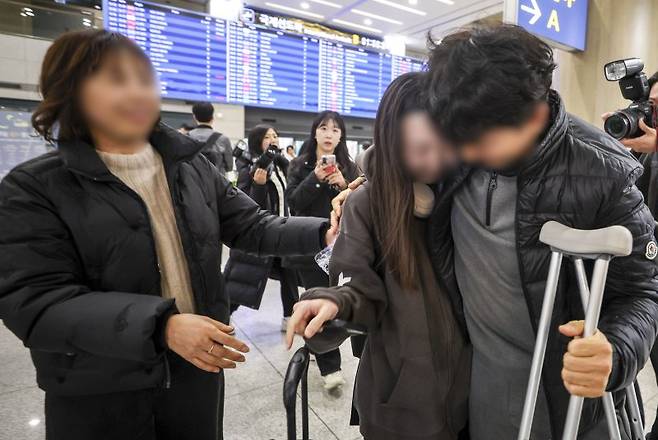 9일 새벽 아부다비를 출발한 정부 전세기 탑승객들이 인천국제공항 1터미널을 통해 귀국하며 가족을 만나고 있다. 정부는 노약자, 어린이, 임신부 등을 우선적으로 대피용 전세기에 태웠다. 뉴시스