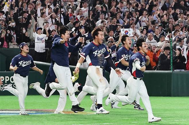 9일 일본 도쿄돔에서 열린 2026 월드베이스볼클래식(WBC) 조별리그 C조 대한민국과 호주의 경기, 7-2 승리로 8강 진출을 확정지은 대한민국 선수들이 환호하고 있다.뉴스1