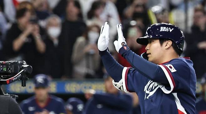 9일 일본 도쿄돔에서 열린 2026 WBC 조별리그 C조 4차전 대한민국과 호주의 경기. 2회초 무사 1루 한국 문보경이 우중간 투런 홈런을 치고 하이파이브를 하고 있다. 연합뉴스