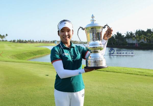 2026년 미국여자프로골프(LPGA) 투어 '아시안 스윙' 블루베이 LPGA 골프대회 우승을 차지한 이미향 프로가 우승 트로피를 들고 기념 촬영하는 모습이다. 사진제공=Getty_LPGA (사진을 무단으로 사용하지 마십시오.)