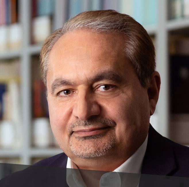 1997년부터 8년간 이란 최고국가안보위원회(SNSC) 대외관계위원장을 맡아 외교·안보 정책을 총괄했던 세예드 호세인 무사비안이 6일 한겨레와 인터뷰했다. 그는 “이란의 의사결정 체계는 정상적으로 작동하고 있으며 체제가 조직적으로 붕괴할 가능성은 작다”고 진단했다. 본인 제공