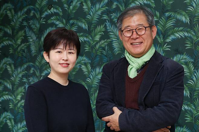 김은제 생태적지혜연구소 이사(왼쪽)와 유정길 불교환경연대 운영위원장이 2일 오후 서울 마포구 공덕동 한겨레신문사에서 생명평화운동에 대해 이야기를 나누기에 앞서 사진을 찍고 있다. 김정효 기자 hyopd@hani.co.kr