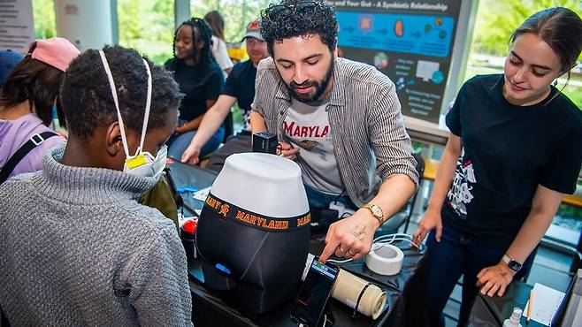메릴랜드대 연구진이 한 행사에서 방귀 횟수 측정에 사용하는 스마트 속옷 장치를 설명하고 있다. 방귀를 감지한 센서는 블루투스를 통해 휴대폰으로 데이터를 전송한다. 메릴랜드대 제공