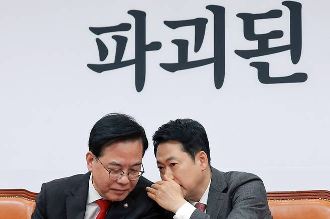 장동혁 국민의힘 대표(오른쪽)가 9일 국회에서 열린 최고위원회의에 참석해 송언석 원내대표와 대화하고 있다. 연합뉴스