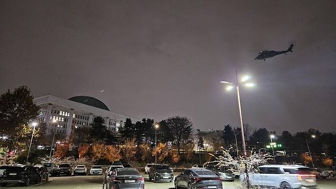 2024년 12월3일 밤 서울 여의도 국회의사당 위로 헬기가 떠 있다. 연합뉴스