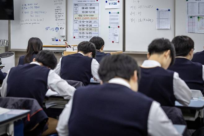 3월 학평은 고교 1, 2학년 동안의 학습 상태를 점검하고, 11월19일 수능을 대비한 학습 계획과 전략을 세우는 나침반 역할을 한다. 시험 결과에 연연하기보다는 자신의 실력과 취약점을 객관적으로 파악하는 등 새로운 출발을 하는 디딤돌로 삼아야 한다. 지난해 3월26일 서울 금천구 금천고등학교에서 학생들이 전국연합학력평가 시험을 치르고 있다. 사진공동취재단