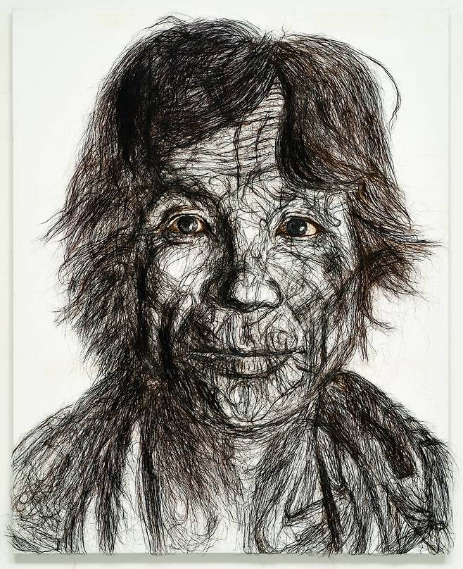 황재형 작 ‘드러난 얼굴’(2017), 캔버스에 머리카락. 개인 소장